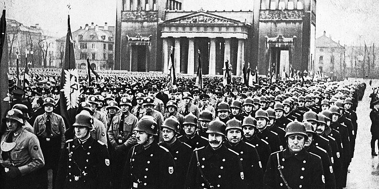 Mai-Aufmarsch auf dem Königsplatz