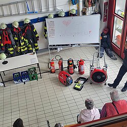 1. Vereinsvorstand Maximilian Vrdoljak (links) und 2. Vereinsvorstand Sebastian Gesellensetter (rechts) erklären Feuerlöscher. 