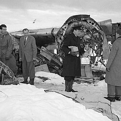 Mitglieder des Luftfahrt-Bundesamtes unter Leitung von Kapitän Hans Reichel (2. von links) inspizierten am 8. Februar 1958 das Wrack der BEA 609 mit dem Standortleiter der British European Airways Adolf Roth (Bildmitte).