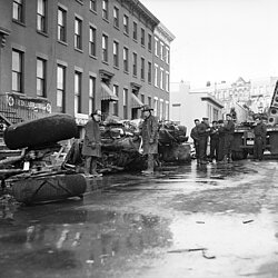 Feuerwehrmänner des FDNY bei der Bergung der Wracks im Stadtteil Brooklyn. | Quelle: FDNY