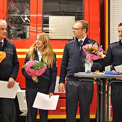 Mit Blumensträußen wird der scheidende Vereinsvorstand gebührend verabschiedet.