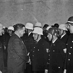 Innenminister Alfons Goppel gratuliert dem Kommandanten der Freiwilligen Feuerwehr München, Stadtbrandinspektor Georg Ostermeier