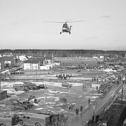 Der zweite Hubschrauber beladen mit dem Schaummittel im Landeanflug auf das Kraftwerksgelände